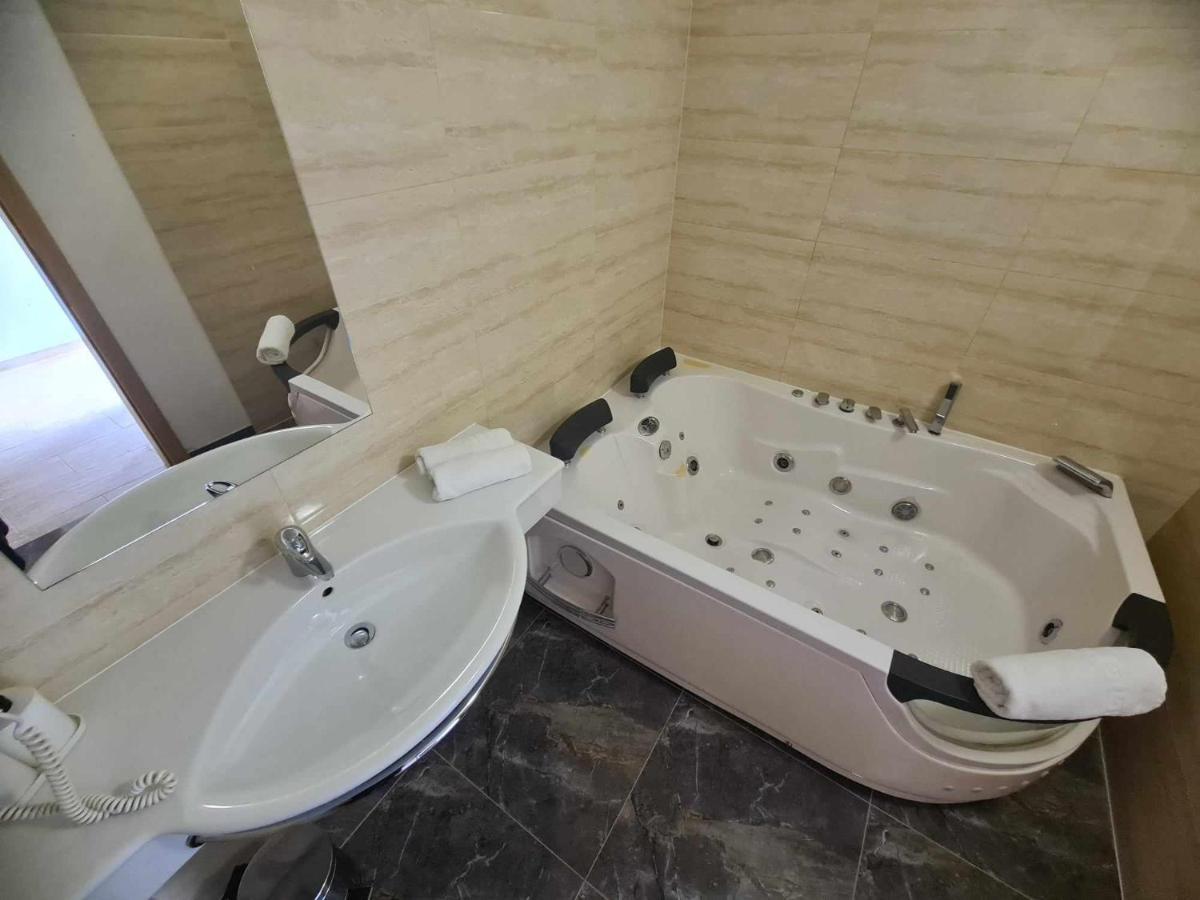 Hotel Lohovo Bihać Eksteriør billede